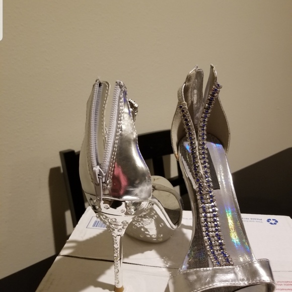 Silver Heels - Picture 3 of 3